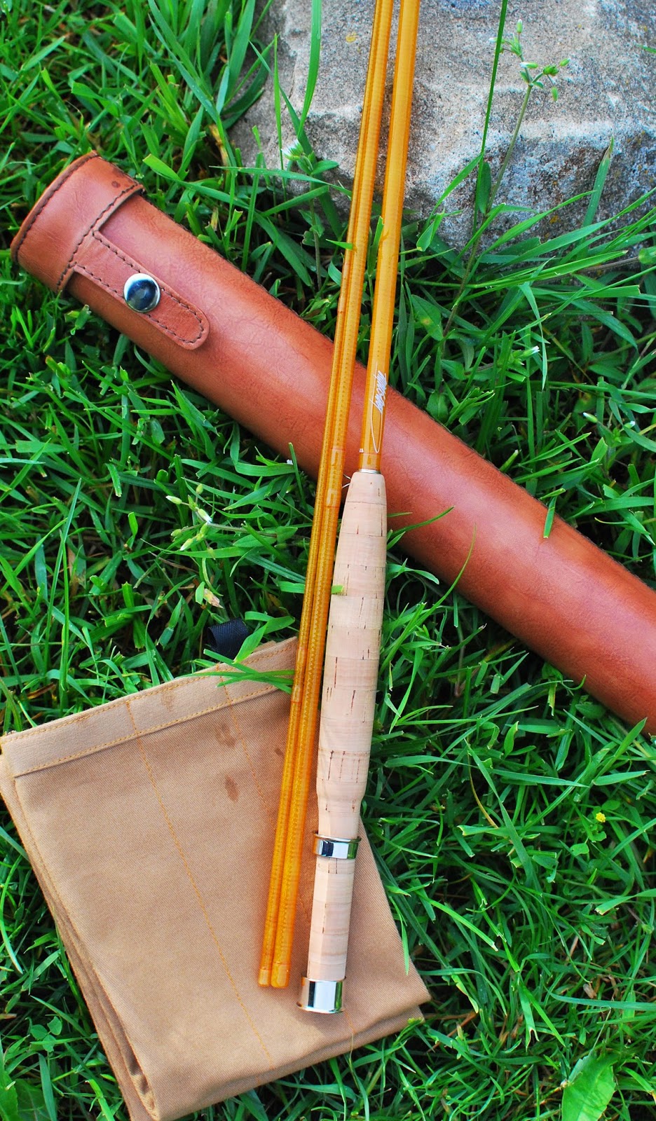 Handcrafted graphite and fiberglass fly rods Kabuto brown presentation