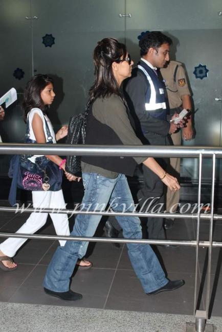 Gauri in blue jeans and a black vest  - (2) -  Shahrukh's family leaving for holiday to London