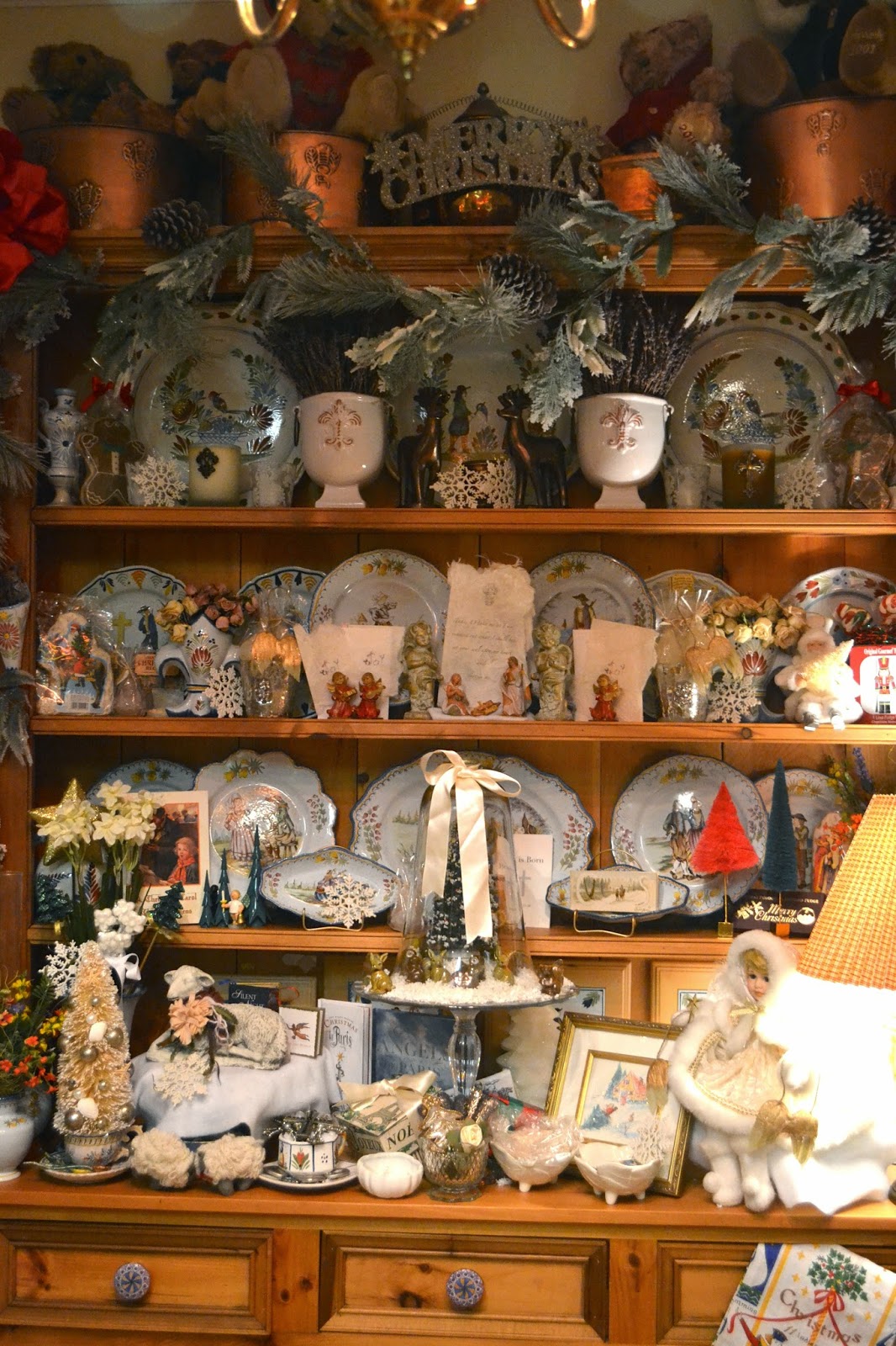 THE FRENCH HUTCH DECORATING THE FRENCH HUTCH FOR CHRISTMAS