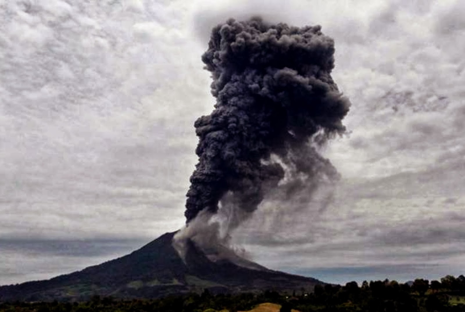 SEGUIMIENTO MUNDIAL DE VOLCANES. - Página 8 Monte-sinabung-indonesia-erupcion-17092013-4-mn2-ind+(1)