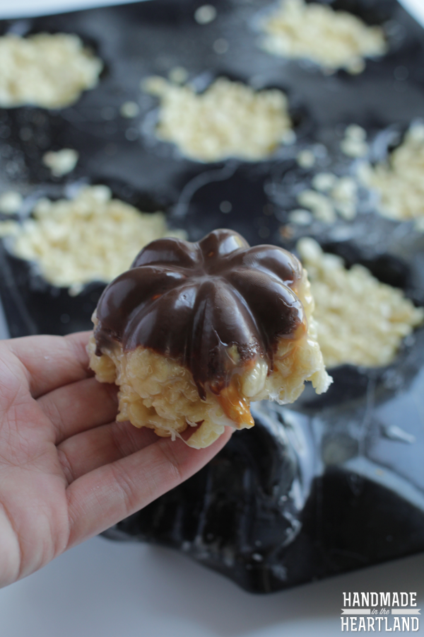 Chocolate Caramel Rice Krispie Treats with Hallmark Connections #trendycards