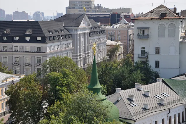 Kuppeln, Panorama, Häuser, Architektur, Bäume, Himmel, Kreuze, Kräne, Dächer, Balkone, ukrainische Flagge