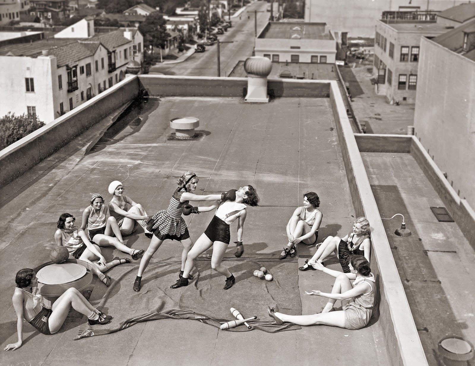 Women+boxing+on+a+roof,+1938+(1).jpg