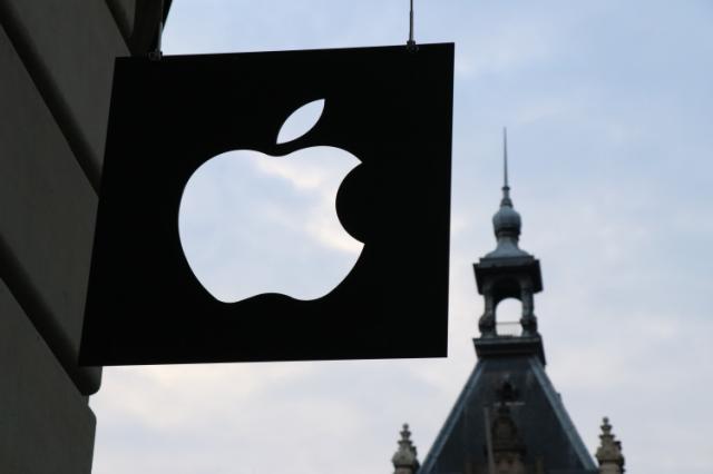 Apple sufre una estafa casi perfecta: dos jóvenes se forran colándoles miles de iPhone falsos