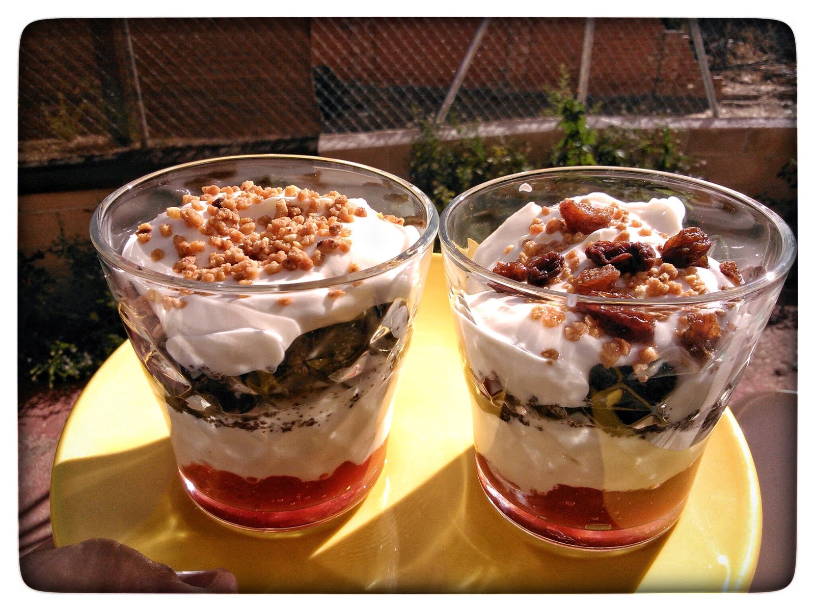 Yogurt Con Galletas Oreo Y Mermelada
