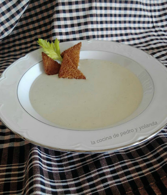 Crema De Apio Con Queso Roquefort
