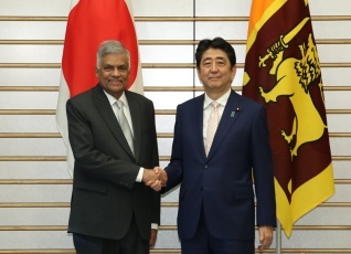 斯里蘭卡總理維克拉馬辛哈(Ranil Wickremesinghe)訪問東京,日方將協助斯里蘭卡成為印度洋海上樞紐,而斯里蘭卡的港口將不會提供「任何國家」作為軍事用途。 斯里蘭卡總理維克拉馬辛哈(Ranil Wickremesinghe)訪問東京,日方將協助斯里蘭卡成為印度洋海上樞紐,而斯里蘭卡的港口將不會提供「任何國家」作為軍事用途。