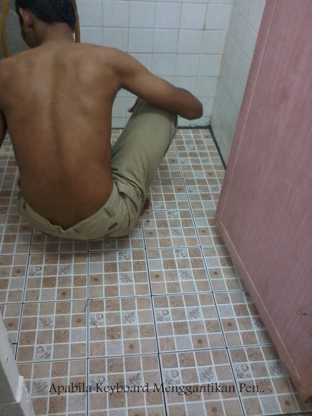 Apabila Keyboard Menggantikan Pen Works In Progress Tile Dapur Tile Bilik Air Pon Hubby Buat Jugak Dulu Aku Pernah Terfikir Nak Pecahkan Ngan Toilet Tu Gabung Je Jadi Satu