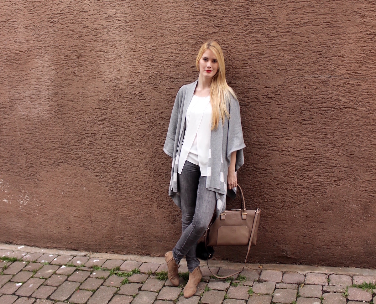 Fashion Look Outfit of the Day Cape grau weiß TheBlondeLion Pom Pom Tasche Fashion Look Outfit of the Day Cape grau weiß TheBlondeLion Pom Pom Tasche
