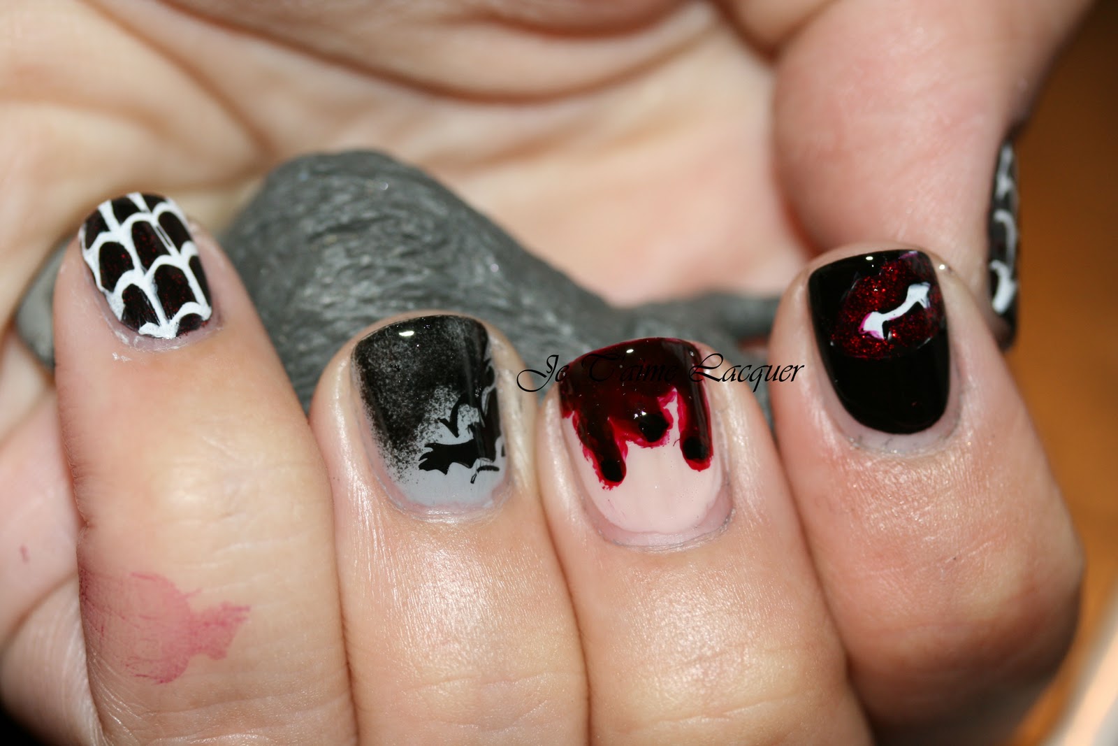 http://3.bp.blogspot.com/--A6c4rZRLi4/Tn39R6EBiII/AAAAAAAAANk/bgJOvNsaEFI/s1600/Dracula+Nails1+copy.jpg
