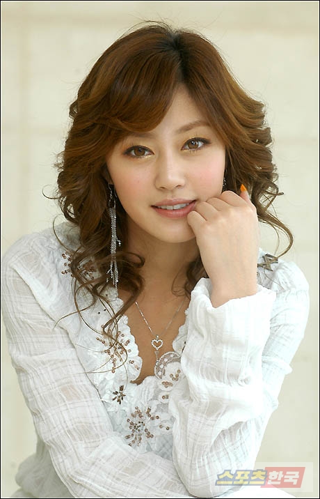 Lee Ji Hyun (lahir 12 Oktober, 1983) adalah aktris Korea dan mantan anggota...