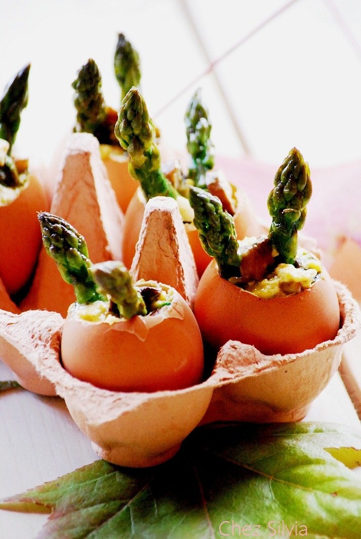 Huevos rellenos de revoltillo de espárragos y portobellos. — Chez Silvia