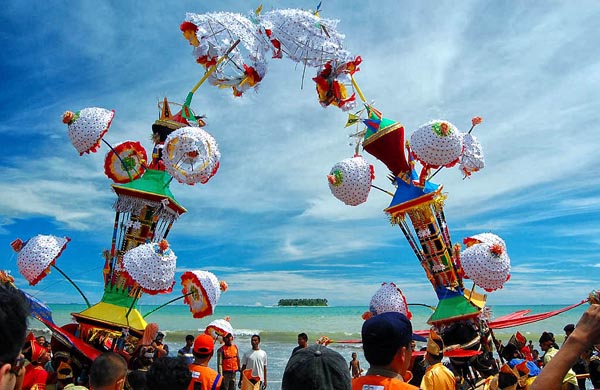 Acara Budaya Mengantar Tabuik KePantai di Pariaman