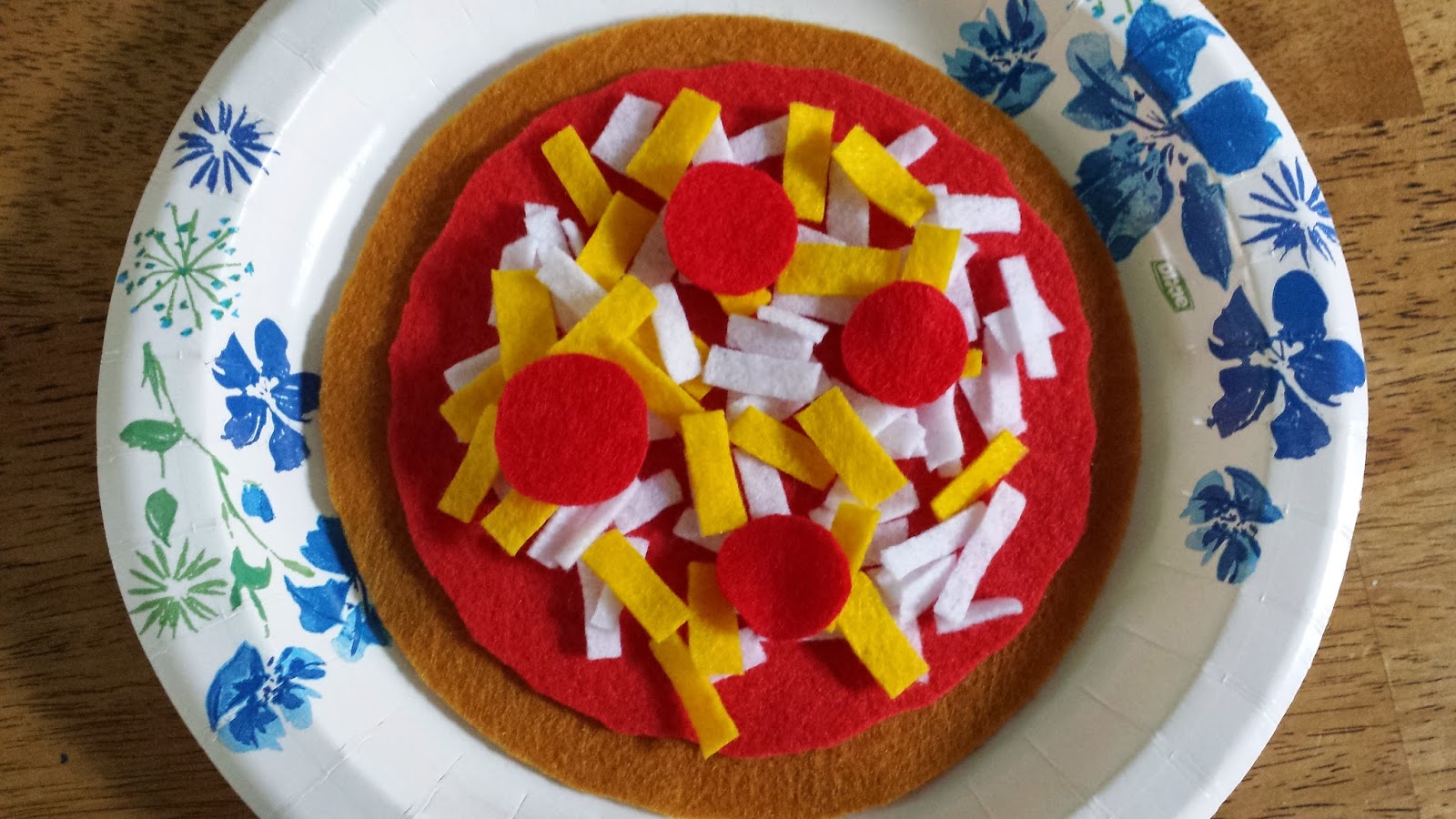 Munchkin and Bean DIY Pretend Play Food Pizza and Salad