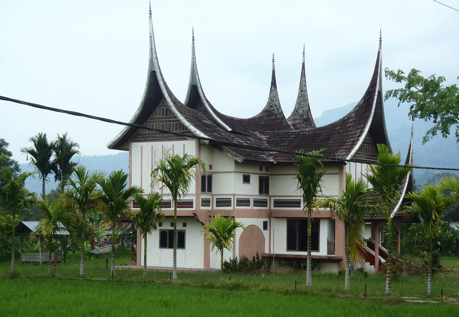 W Tajlandii i Indonezji: Minangkabau Rumah Gadang and its wooden panels.