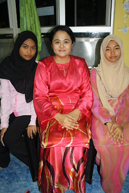 Nabila, Akma & Teacher - Raya 2011