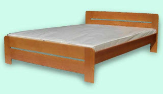 Łóżko do sypialni drewniane proste z ochy