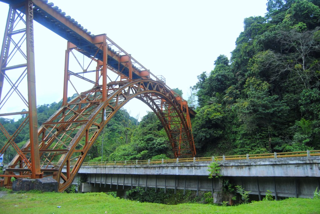 Jembatan Kereta Api Tua yang Terlupakan - Naqiya Aiko Blog