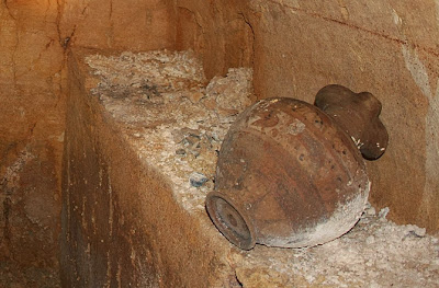 Etruscan_tomb_07.jpg