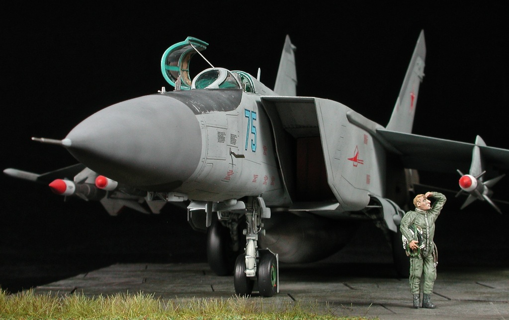 Arte de tapa e imágenes CAD del Mig 25 de Kitty Hawk KittyHawk+MiG-25+Foxbat+48th+scale+(9)