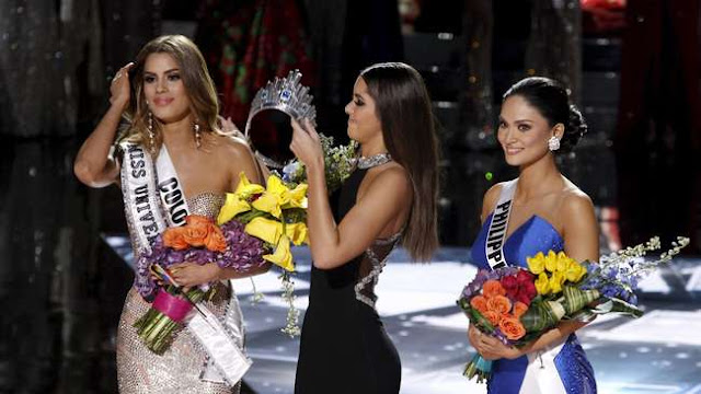Ketika Miss Universe 2014, Paulina Vega Mengambil Kembali Mahkota Dari Miss Kolombia 2015 Ariadna Guiterrez