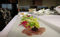 Thunfisch-Carpaccio mit Salsa getrockneter Tomaten, Oliven und Kräutern