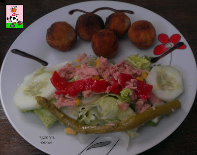 Croquetas De Jamón Serrano Y Ensalada 
