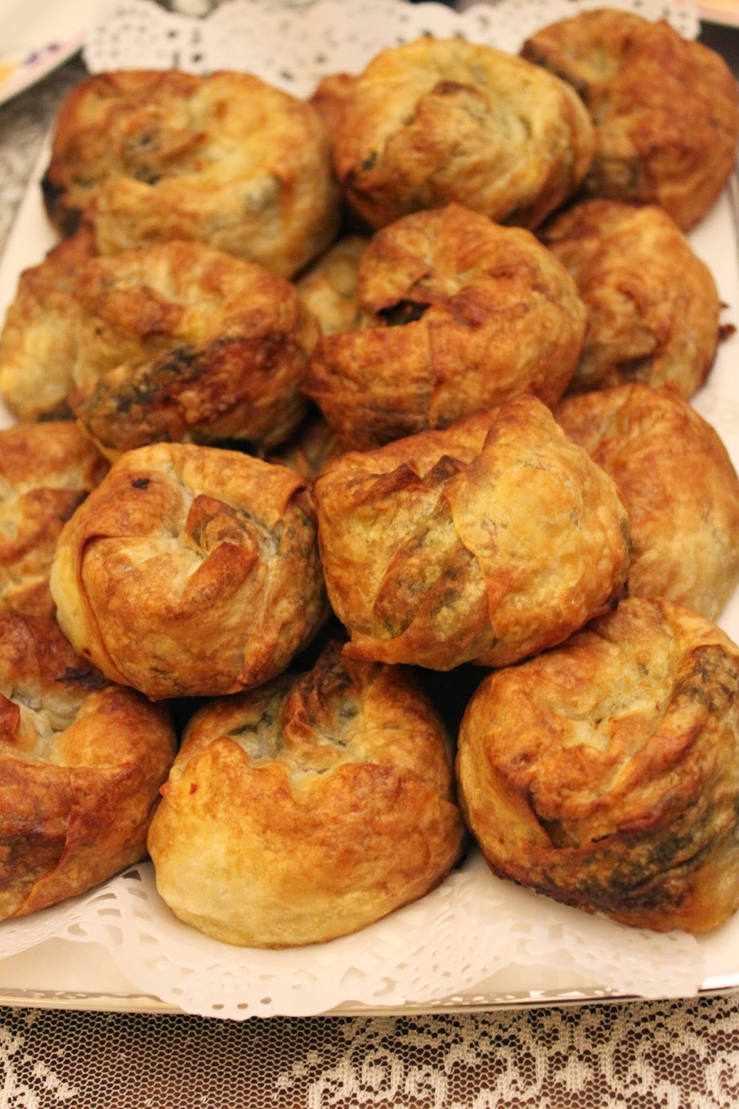 yemek bir aşk hazır yufkadan ıspanaklı, peynirli gül böreği