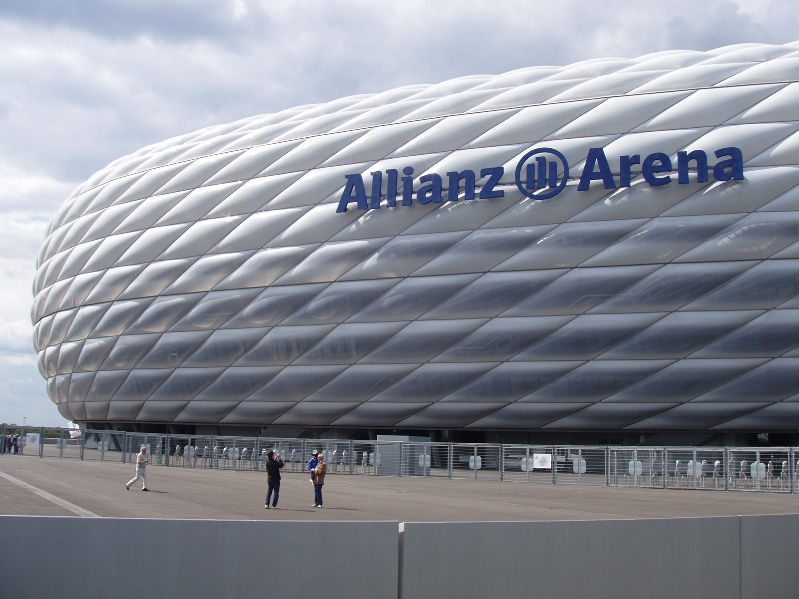 http://3.bp.blogspot.com/--Q_NNWfl_-E/T7U0JkzfB4I/AAAAAAAAA1Q/jBOK3b4F1zY/s1600/Allianz_Arena_2005-06-10.jpeg