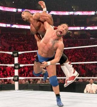 santino marella arroja a david otunga con su brazo hacia el cuadrilatero