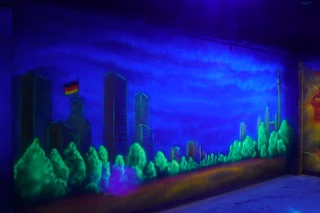 Malowanie obrazu w technice UV, aranżacja ściany w klubie, efekt świecących ścian, inspiracje, mural 3D