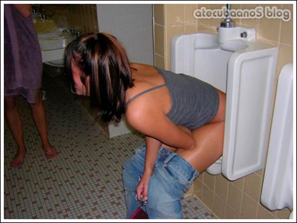 Garotas usando urinóis