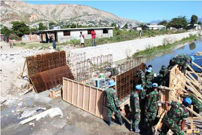 TNI Bangun Jembatan Konstruksi Beton di Haiti
