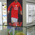 Cristiano Ronaldo "kicks" FiFA ballon d'Or