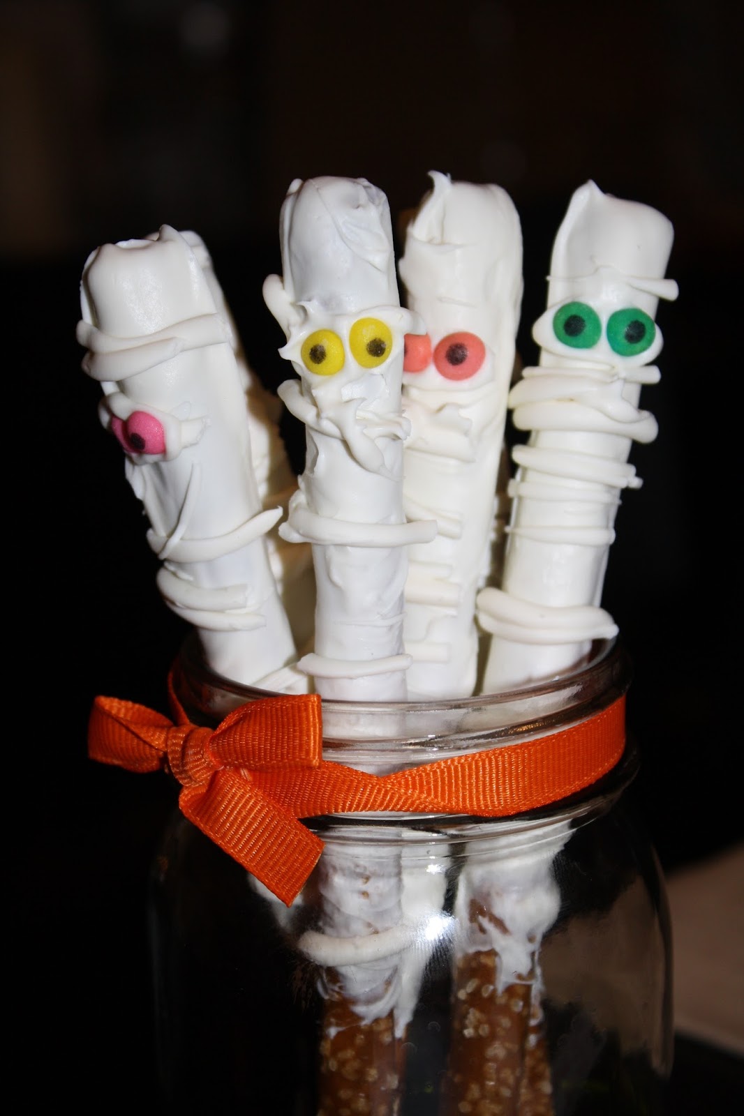Crazy Mama!: Halloween Treats: Mummy Pretzel Rods