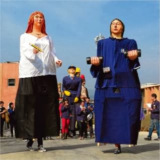 03/03/2012 - ELS GEGANTS DE LA LLACUNA APADRINEN ELS GEGANTS DEL CENTRE PENITENCIARI DE LLEDONERS