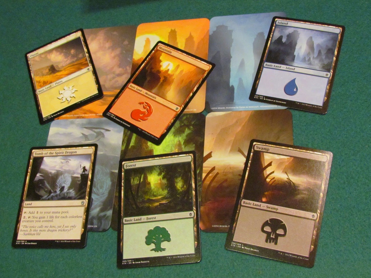 MTG Realm KTK Holiday Gift Box