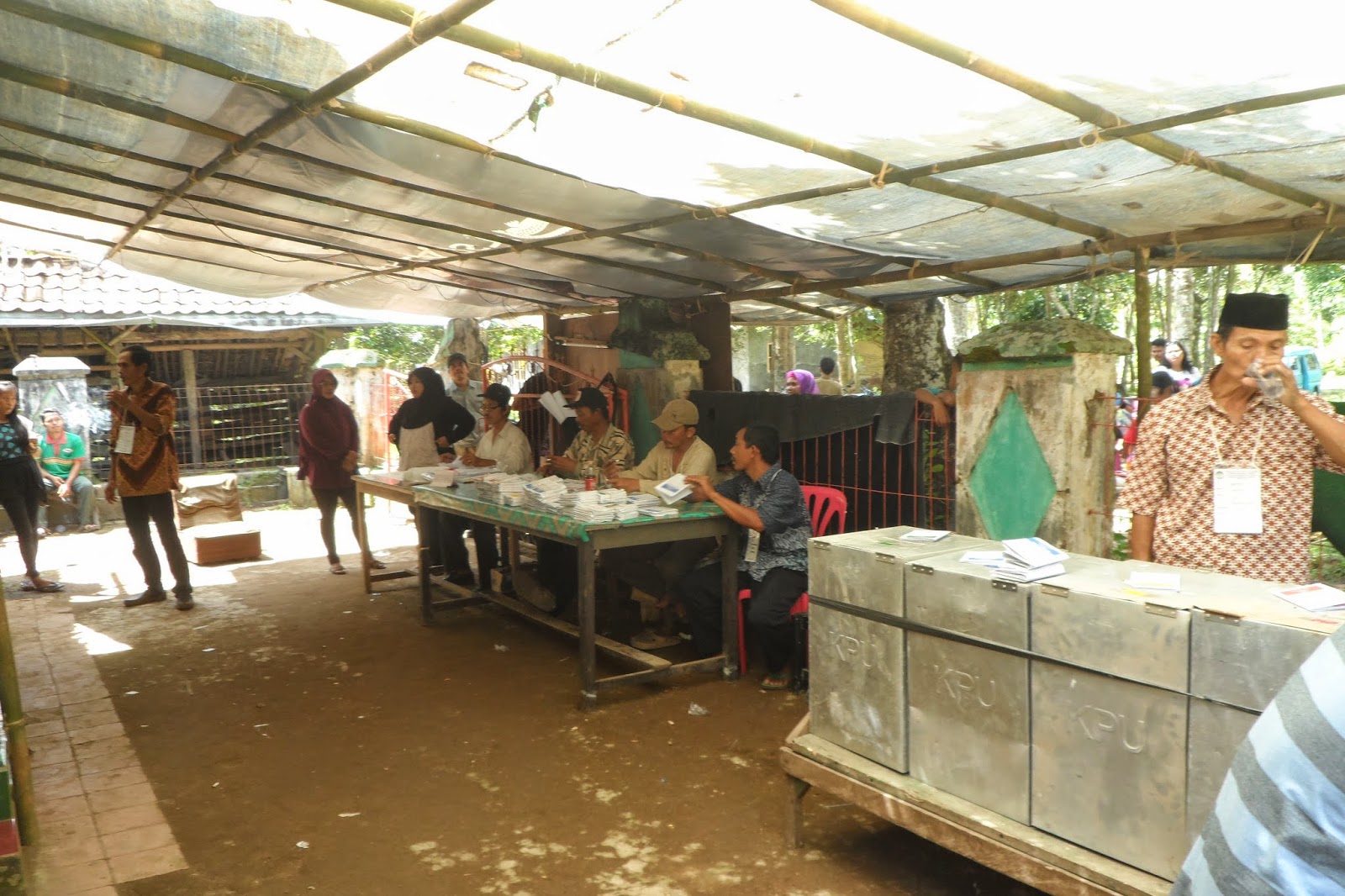 CLICK TO ENLARGE Gambar Kegiatan PPS Desa Mekar Baru Kecamatan Petir pada Pemilu 2014