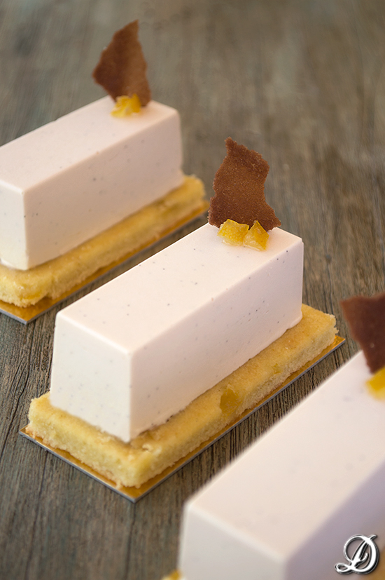 Mousse De Vainilla Y Té Pu-erh, Interior Cremoso De Chocolate Y Magdalena De Limón
