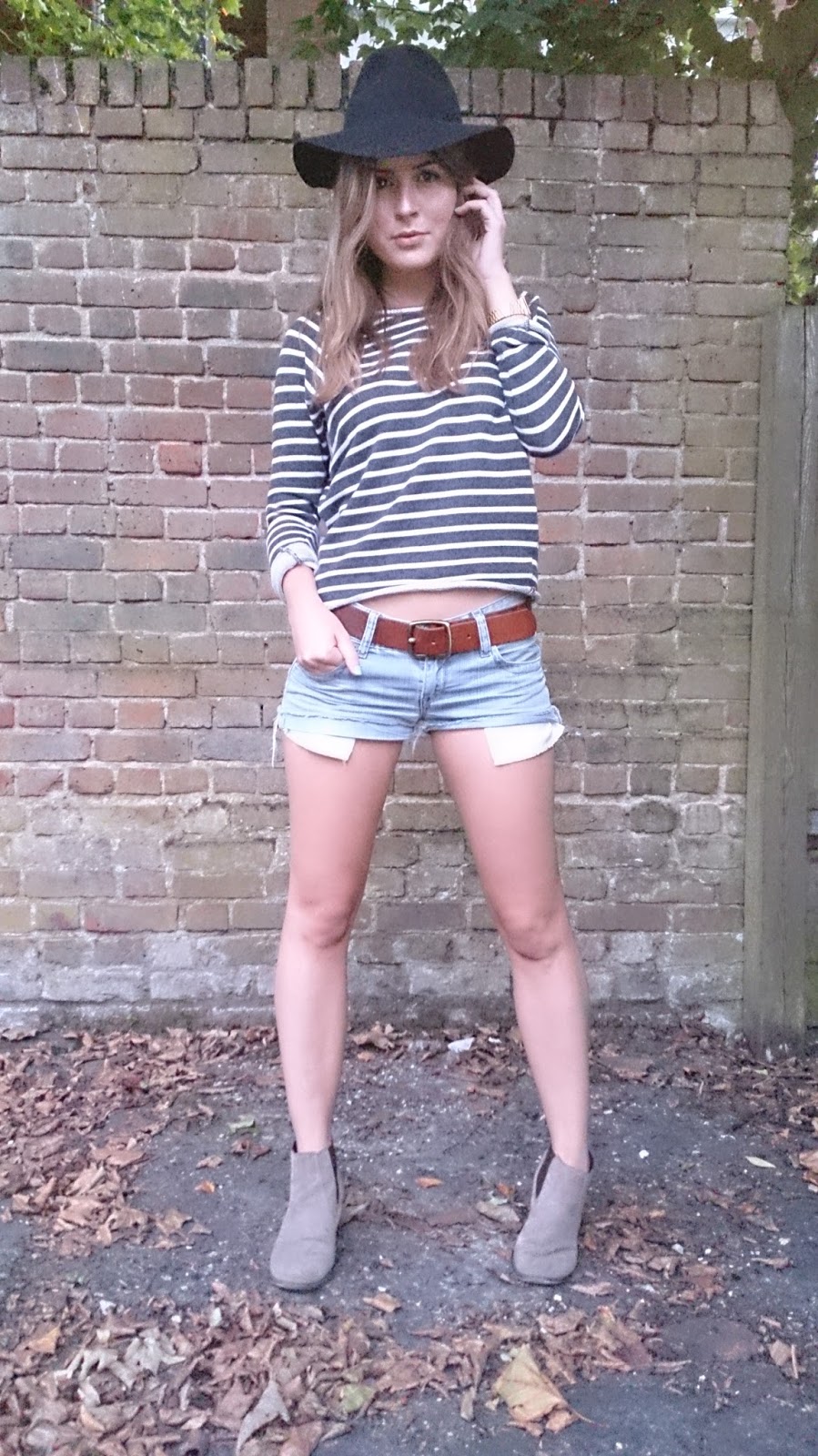 Outfit stripy jumper, denim shorts and fedora Style Trunk