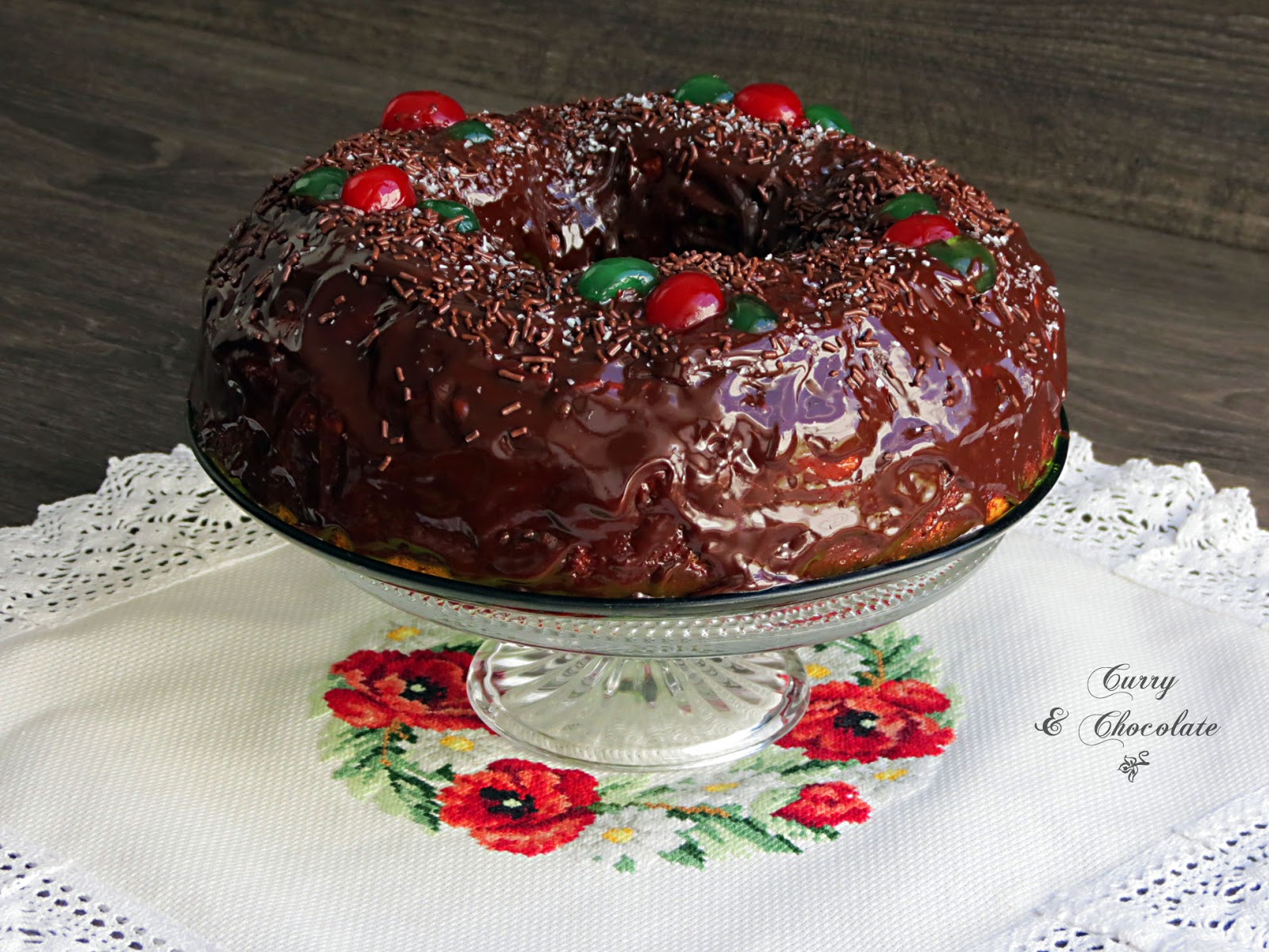 Bizcocho de ron con pasas al kirsch y cobertura de chocolate Bizcocho de ron con pasas al kirsch y cobertura de chocolate