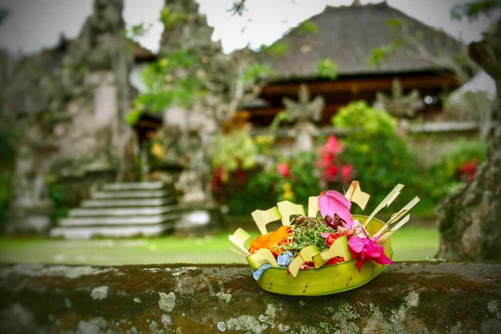 Bali Media Info: Makna dan Arti Sesajen Canang Sari di Bali