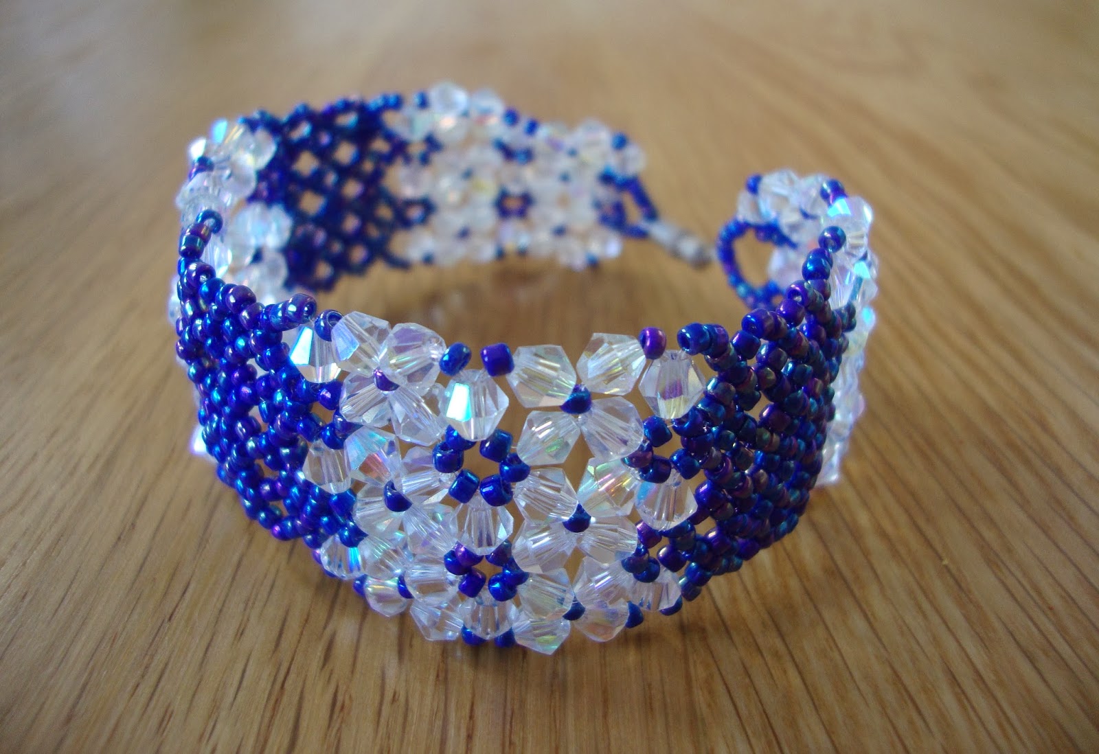 STRAWBERRY BOX Wide cuff beaded bracelet tutorial