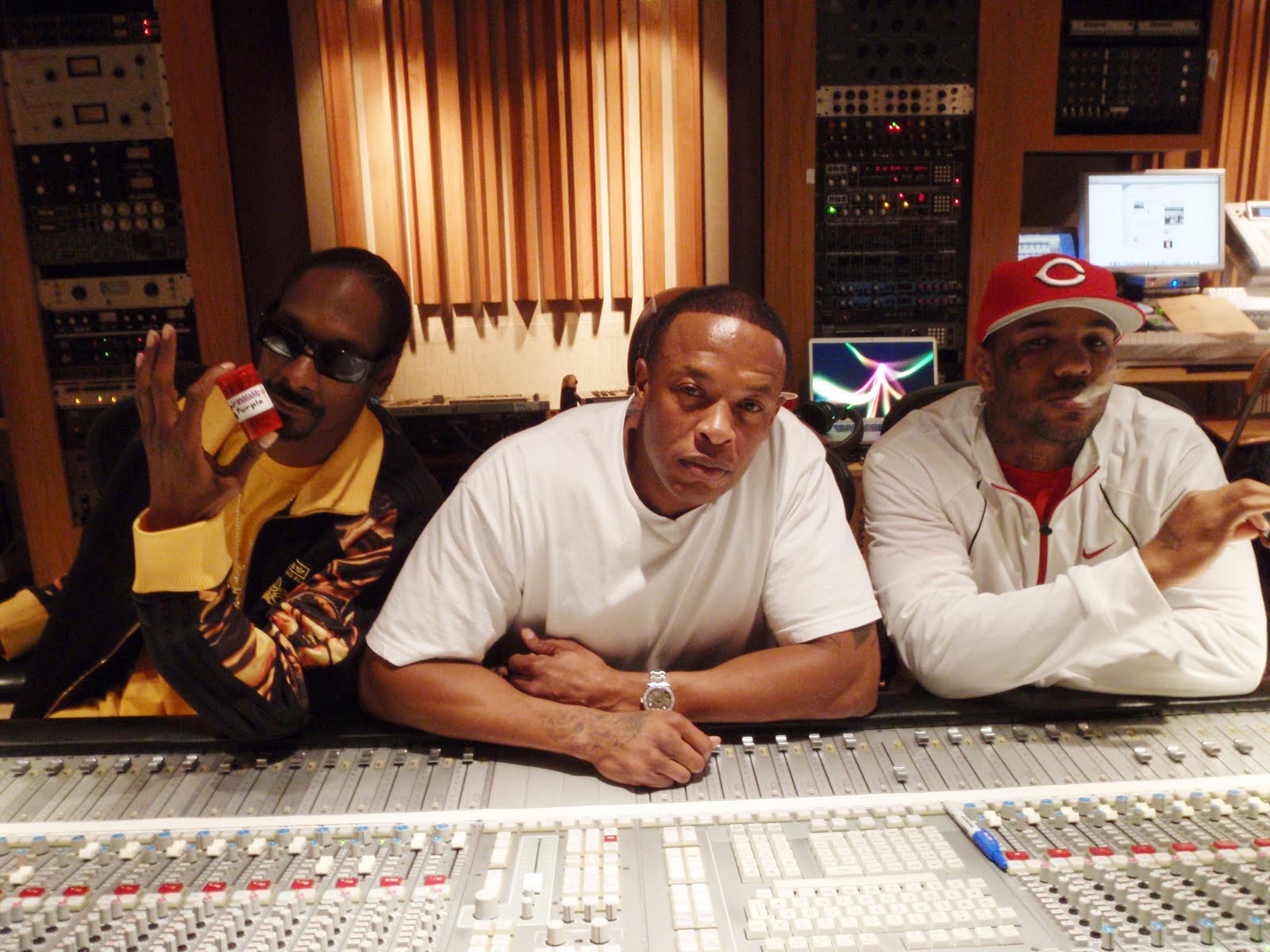 http://3.bp.blogspot.com/--oDRwMX-blQ/TjW8eCoBTqI/AAAAAAAABfc/a07ahUax59E/s1600/snoop-dr-dre-game-in-studio.jpeg