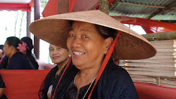 Grand chapeau conique traditionnel porté par les femmes