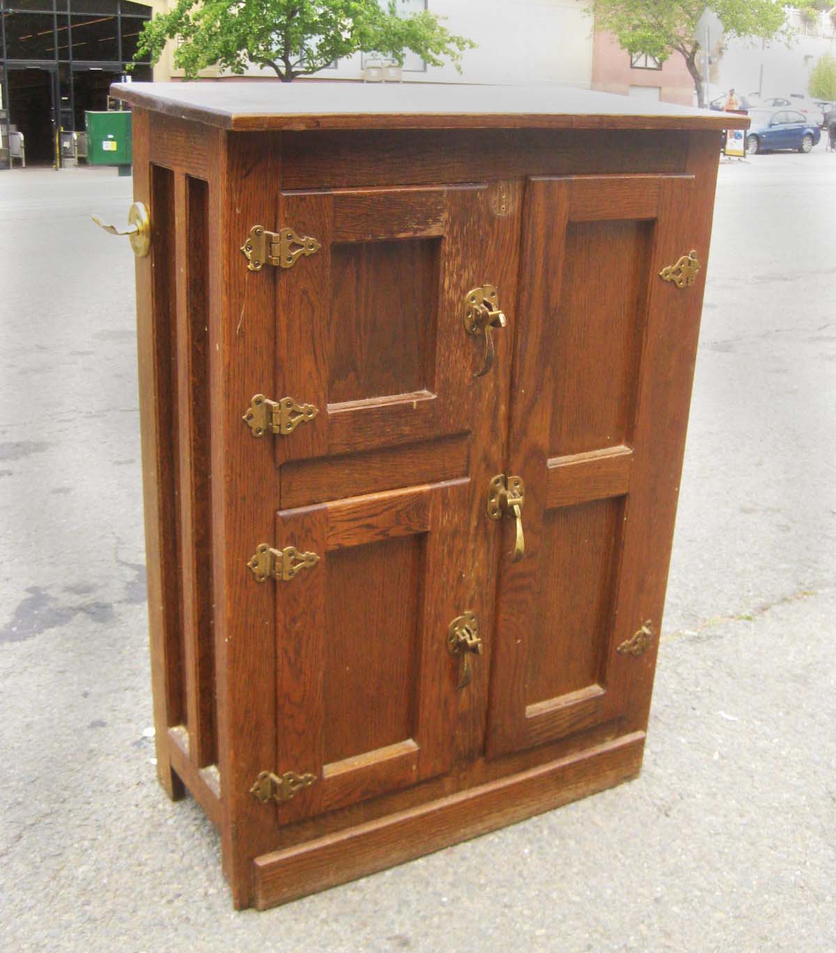 UHURU FURNITURE & COLLECTIBLES SOLD Ice Chest Style