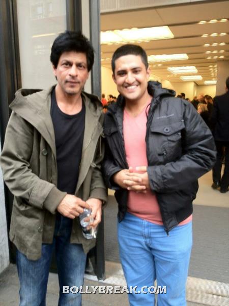 Shah Rukh Khan in London with Fans real life pic - Shah Rukh Khan Pics with Fans in London