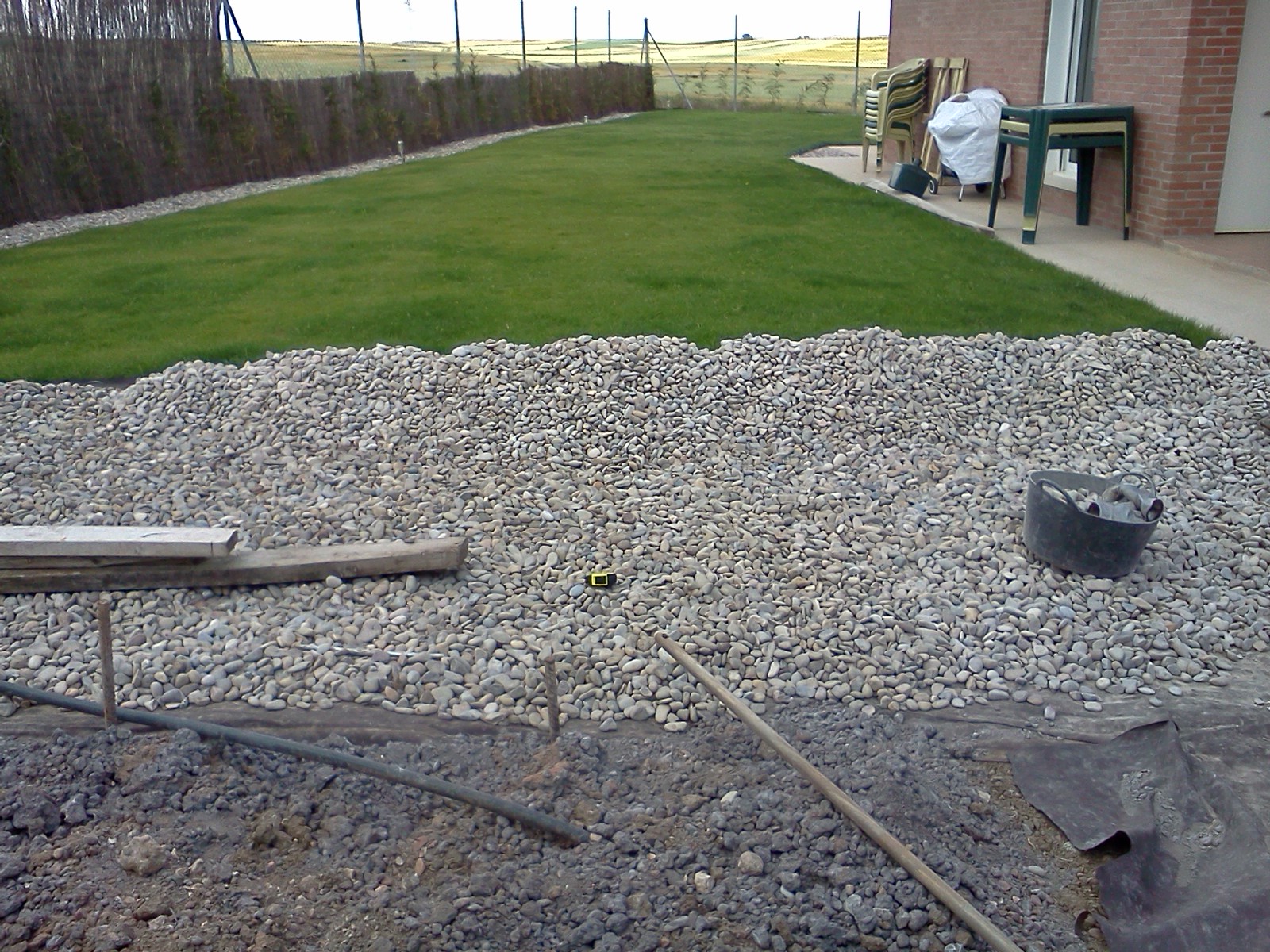 Brikoleando: Actualizando que es gerundio, llega la grava y las borduras.