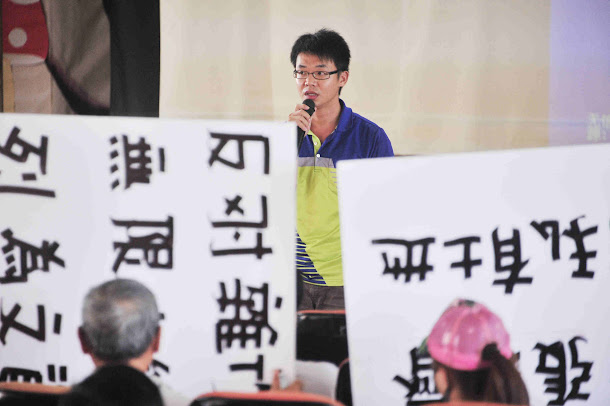 屏東縣政府文資所下午在恆春鎮公所,進行「恆春張家古厝防禦型竹塹」提報文化景觀公聽會,滿肚委屈及怒火的土地所有權人除了發言痛批「不尊重」,更在現場舉牌抗議。 屏東縣政府文資所下午在恆春鎮公所,進行「恆春張家古厝防禦型竹塹」提報文化景觀公聽會,滿肚委屈及怒火的土地所有權人除了發言痛批「不尊重」,更在現場舉牌抗議。