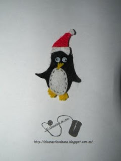 broche pinguino navideño de fieltro